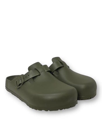 Quattro Stagioni Boston EVA clogs in olive green. Comfortable slip-on shoes with adjustable strap and buckle.