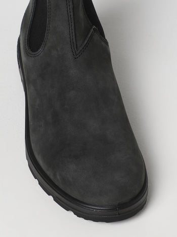 Quattro Stagioni black leather Chelsea boots with elastic side panels and a durable sole.