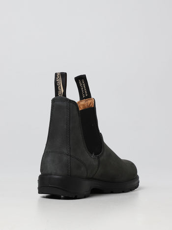 Quattro Stagioni 587 Blundstone black leather Chelsea boots with elastic side panels and pull tabs.