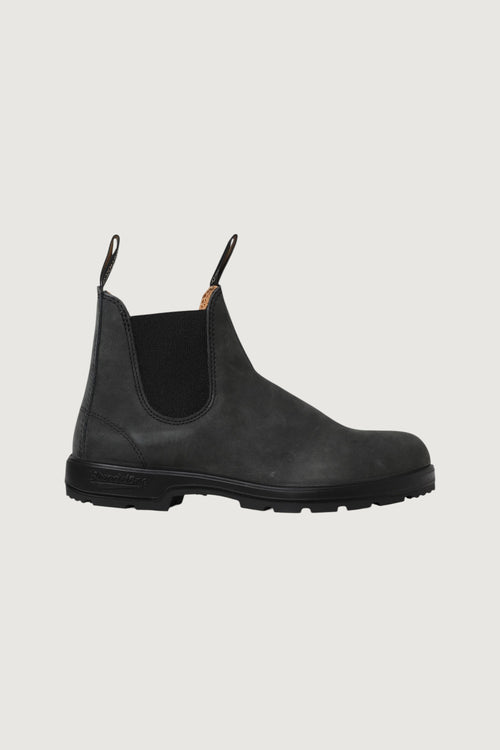 Quattro Stagioni 587 Blundstone black leather Chelsea boots with elastic side panels and pull tabs.