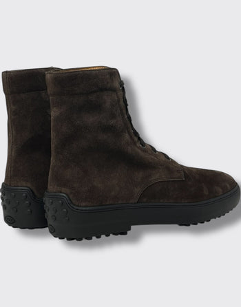Quattro Stagioni dark brown suede lace-up winter boots with black rubber soles and signature pebble detailing.