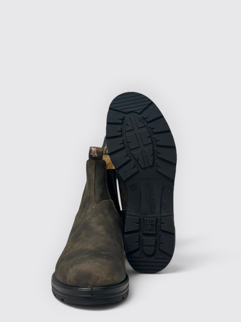 Quattro Stagioni Blundstone 585 brown leather Chelsea boots showing the durable black rubber treaded sole